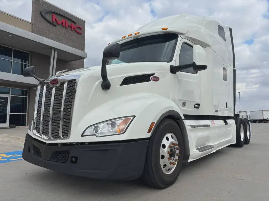 2022 Peterbilt 579 image 2