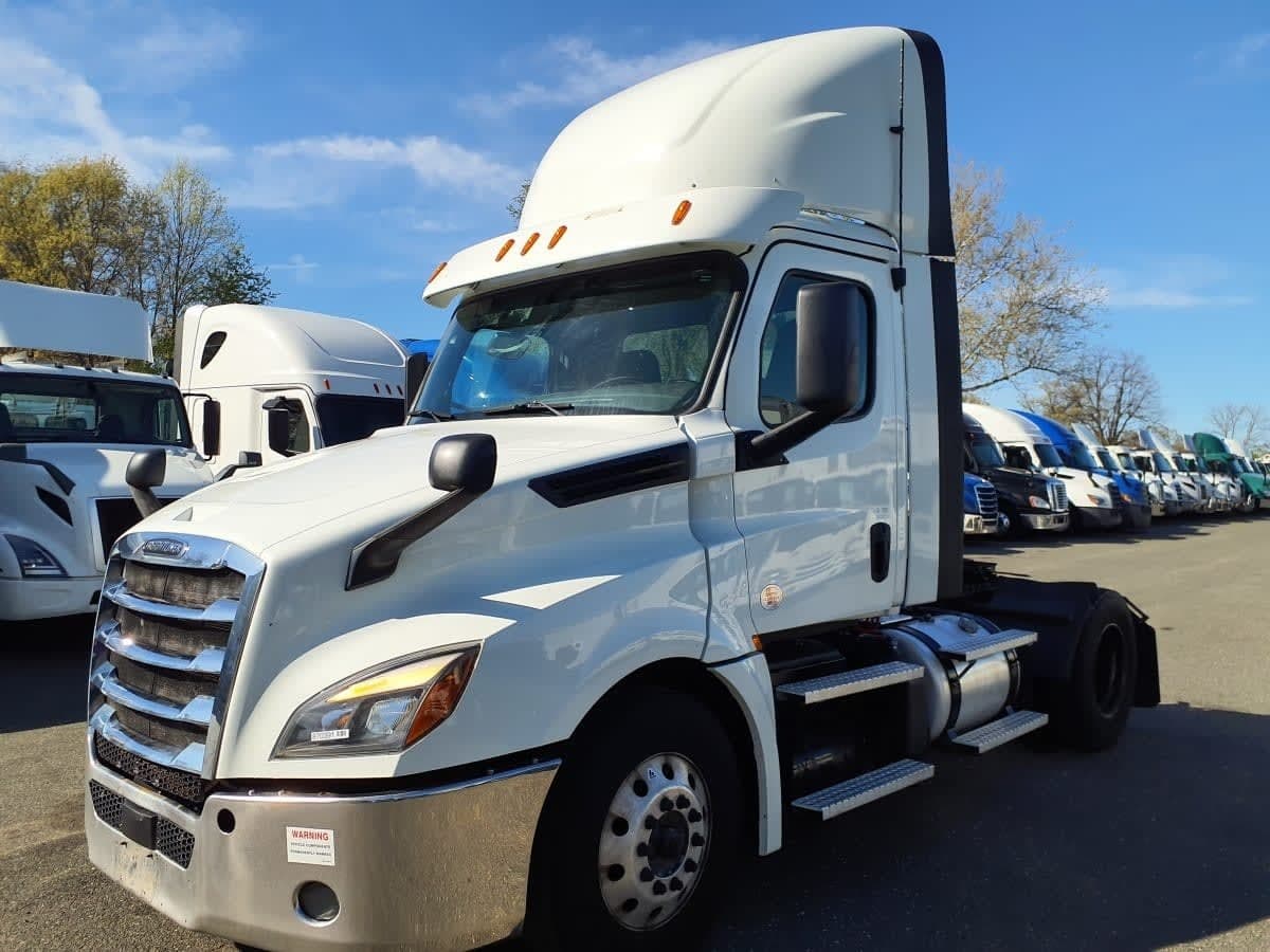 Used 2019 FREIGHTLINER Conventional - Day Cab - CASCADIA 126 image 1