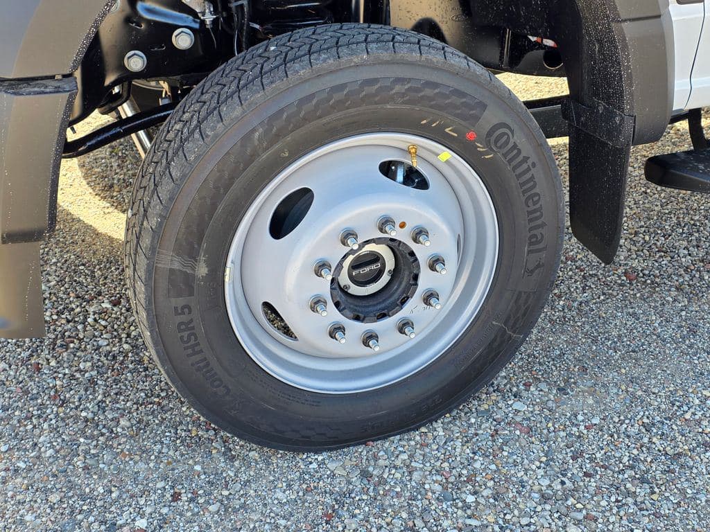 2026 Ford F-450SD XL DRW CAB CHASSIS image 17
