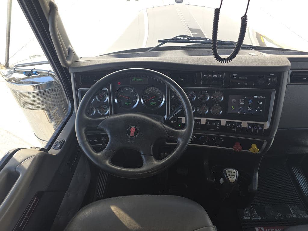 Used 2023 KENWORTH W900L image 13