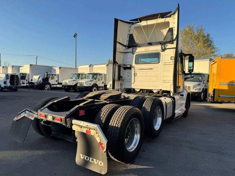 2020 Volvo VNL image 5