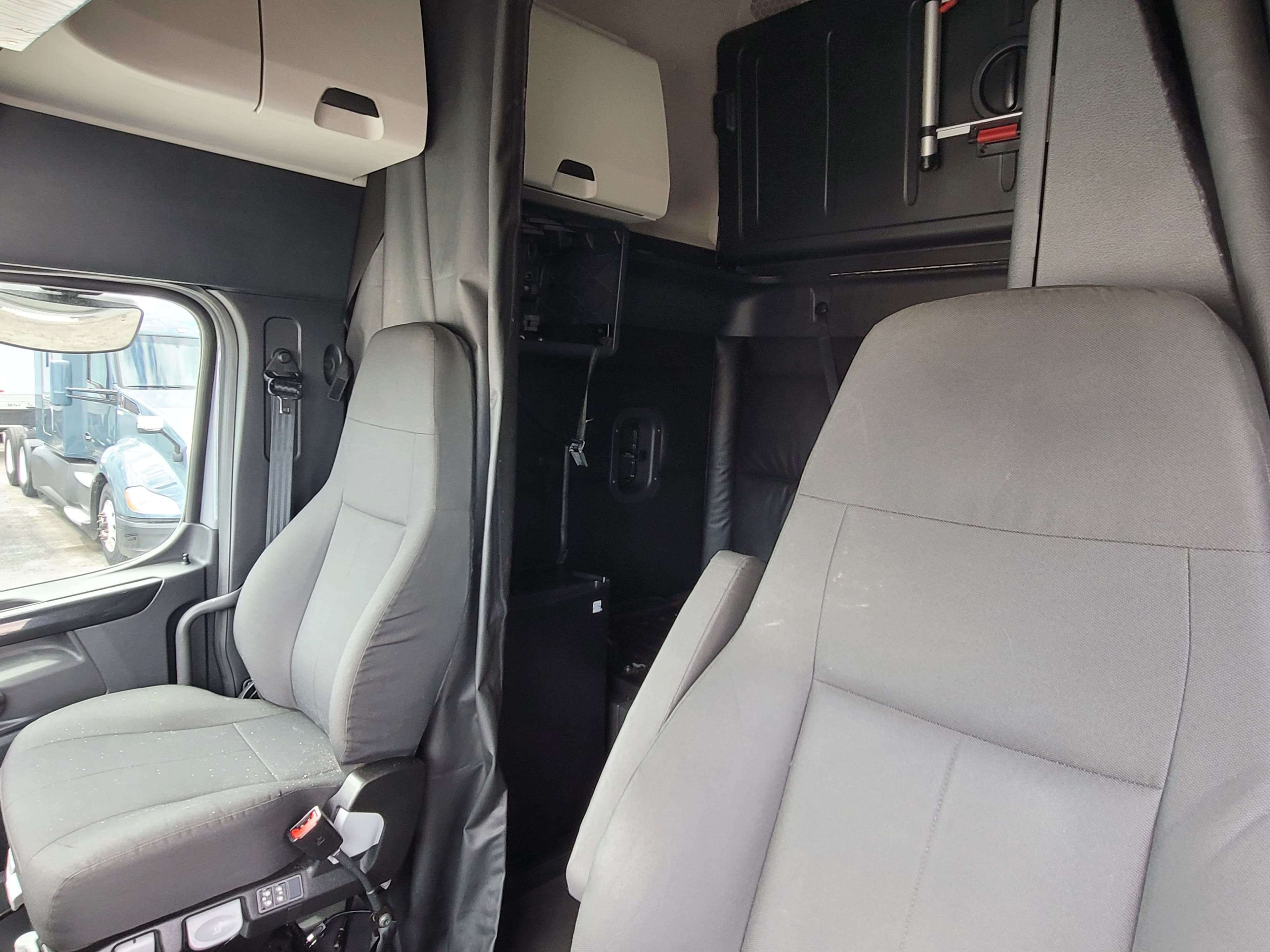 2023 Freightliner Cascadia 125 image 3