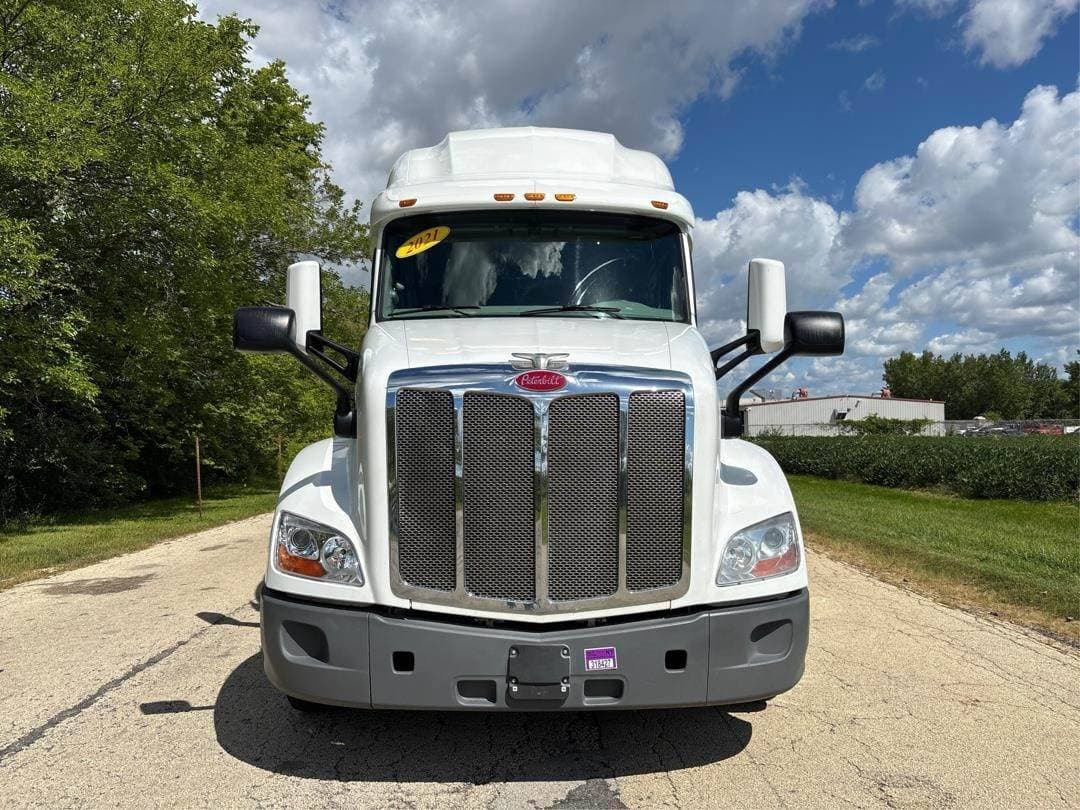 2021 Peterbilt 579 image 2