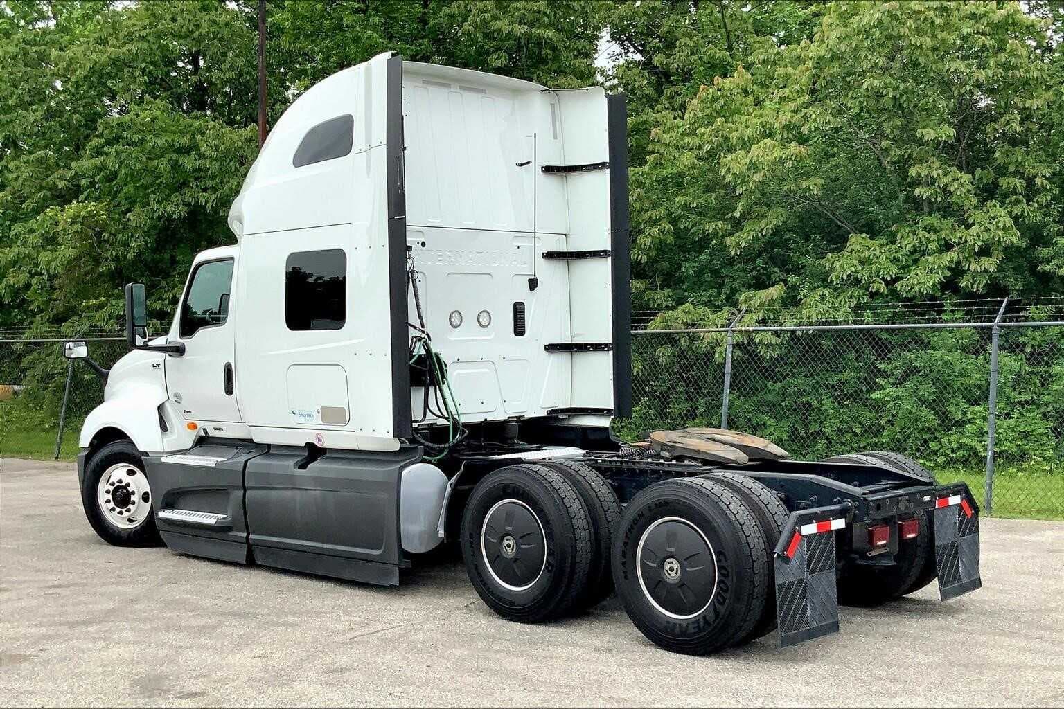 2021 International LT625 image 4