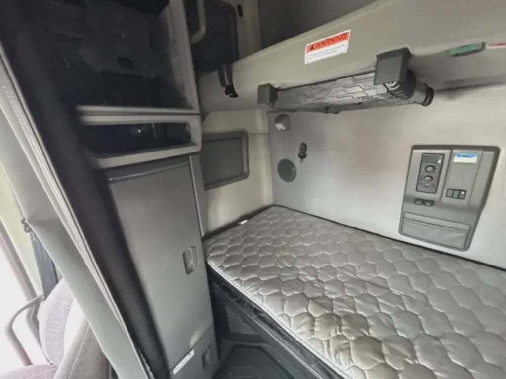 2022 Volvo VNL image 10