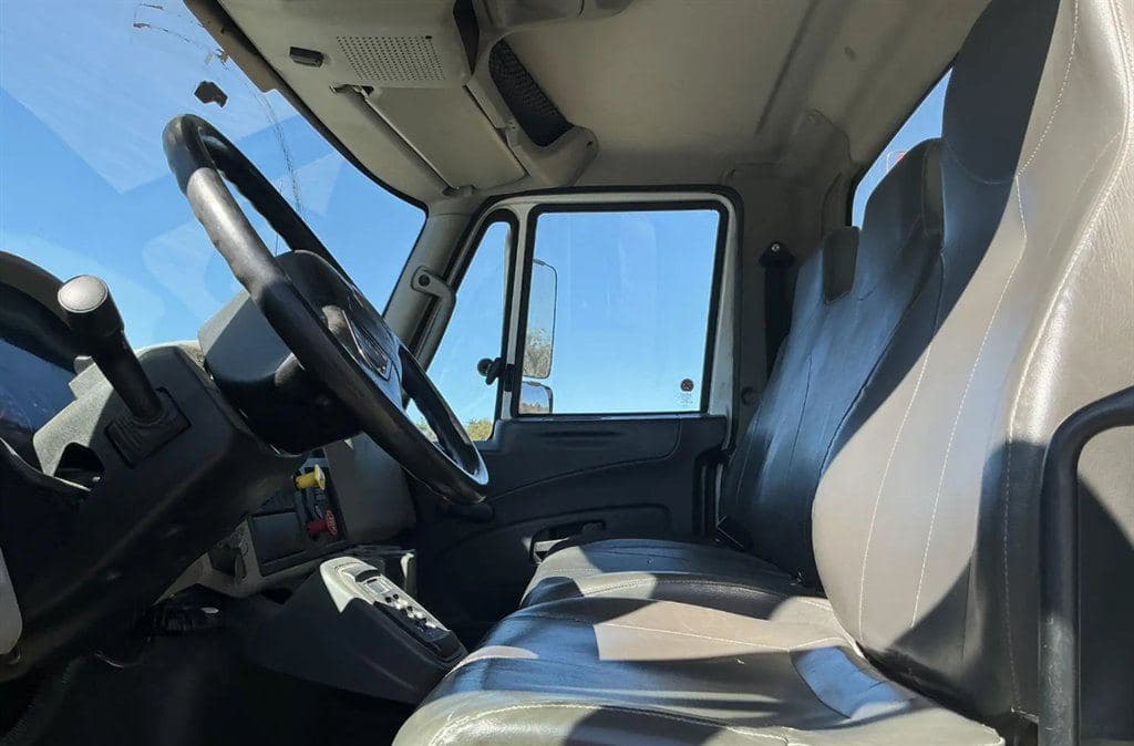 2017 International 7300 image 5