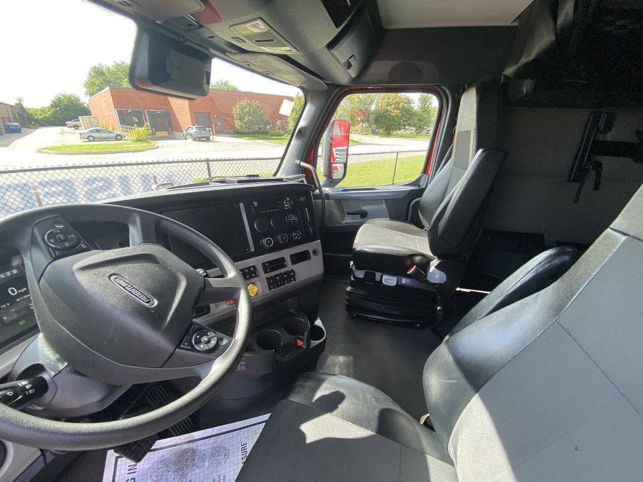 2020 FREIGHTLINER Cascadia CA126 Tandem Axle Sleeper image 10