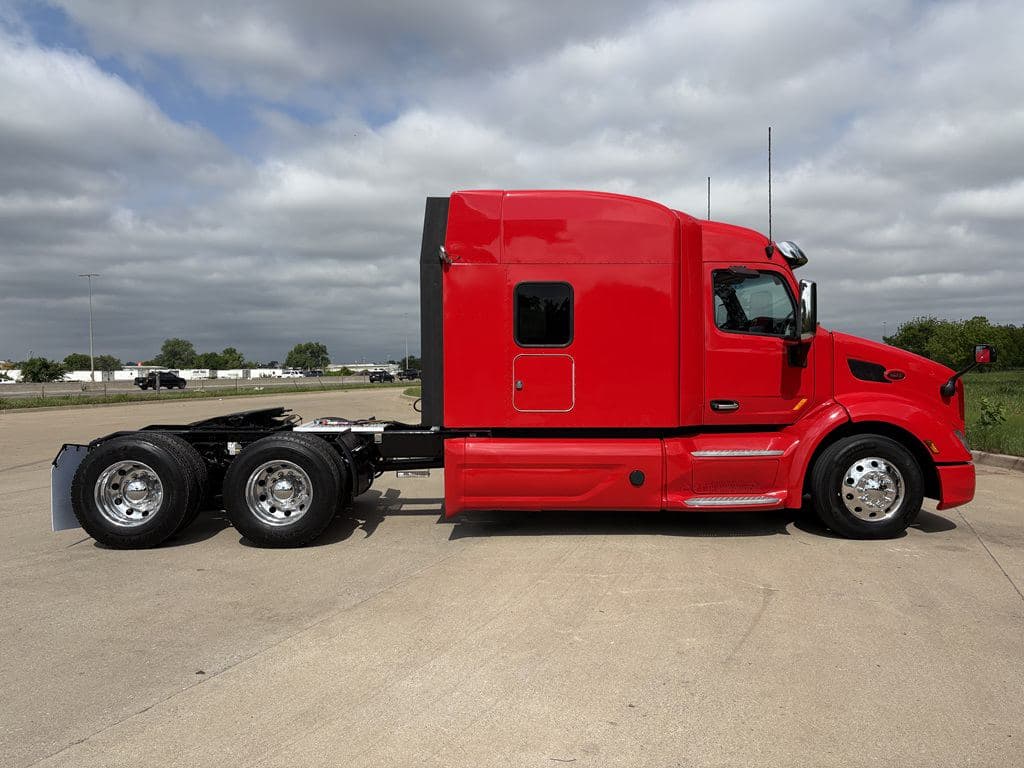 Used 2022 PETERBILT 579 image 10