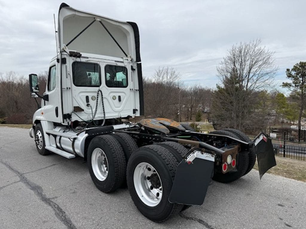 Used 2019 FREIGHTLINER CA12564DC image 10
