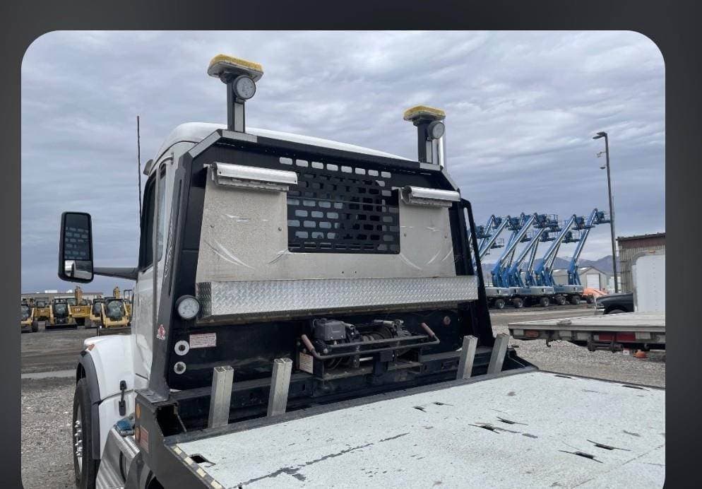 2024 Peterbilt 567 image 2