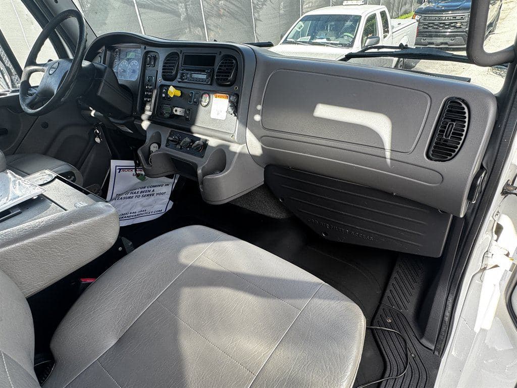 2017 Freightliner M2-106 image 58