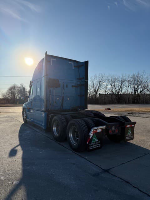 2023 Freightliner Cascadia image 3