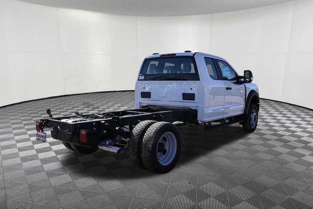 2024 Ford F-550SD XL Cab Chassis image 4
