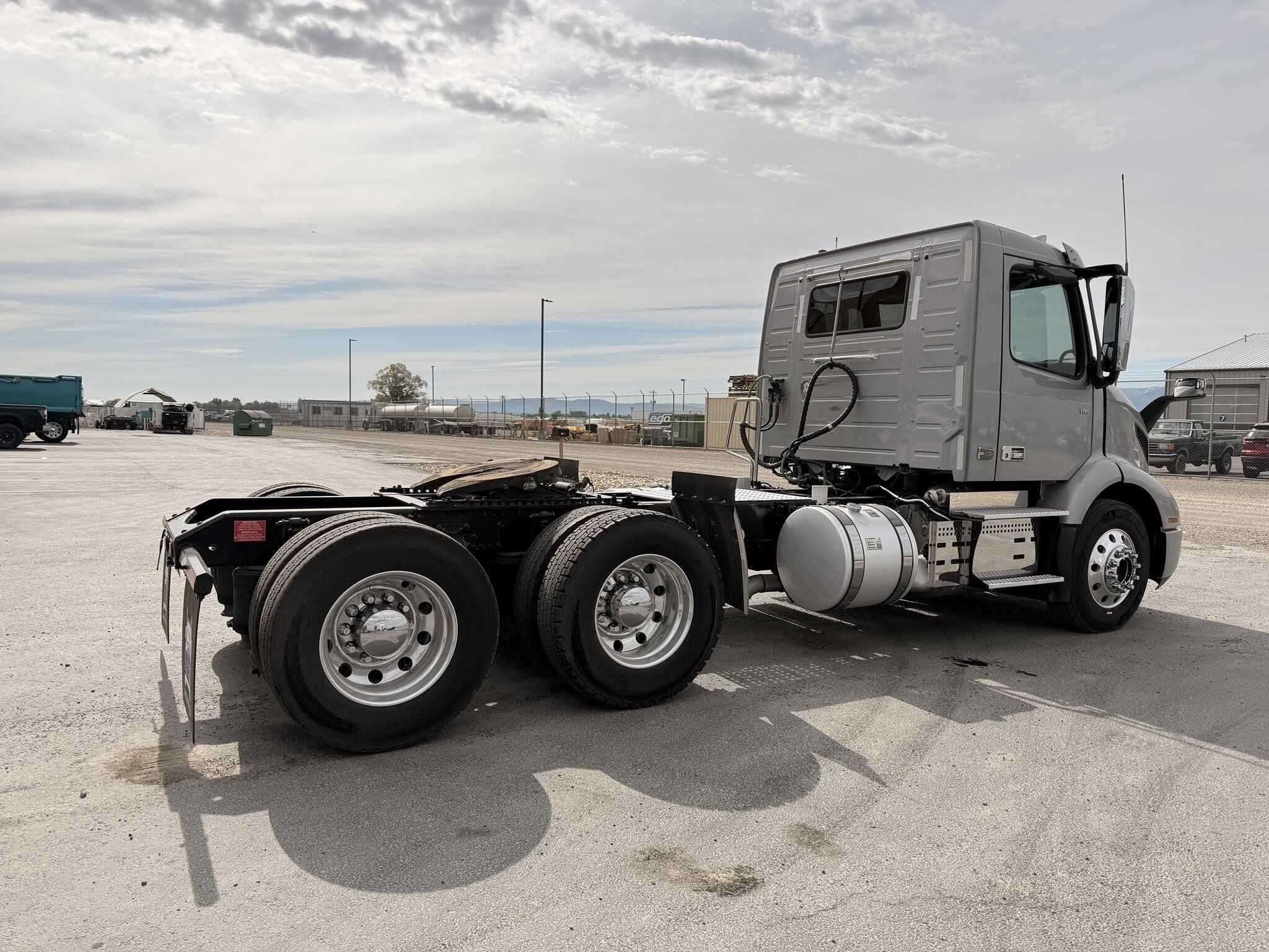 2020 Volvo VNR image 9