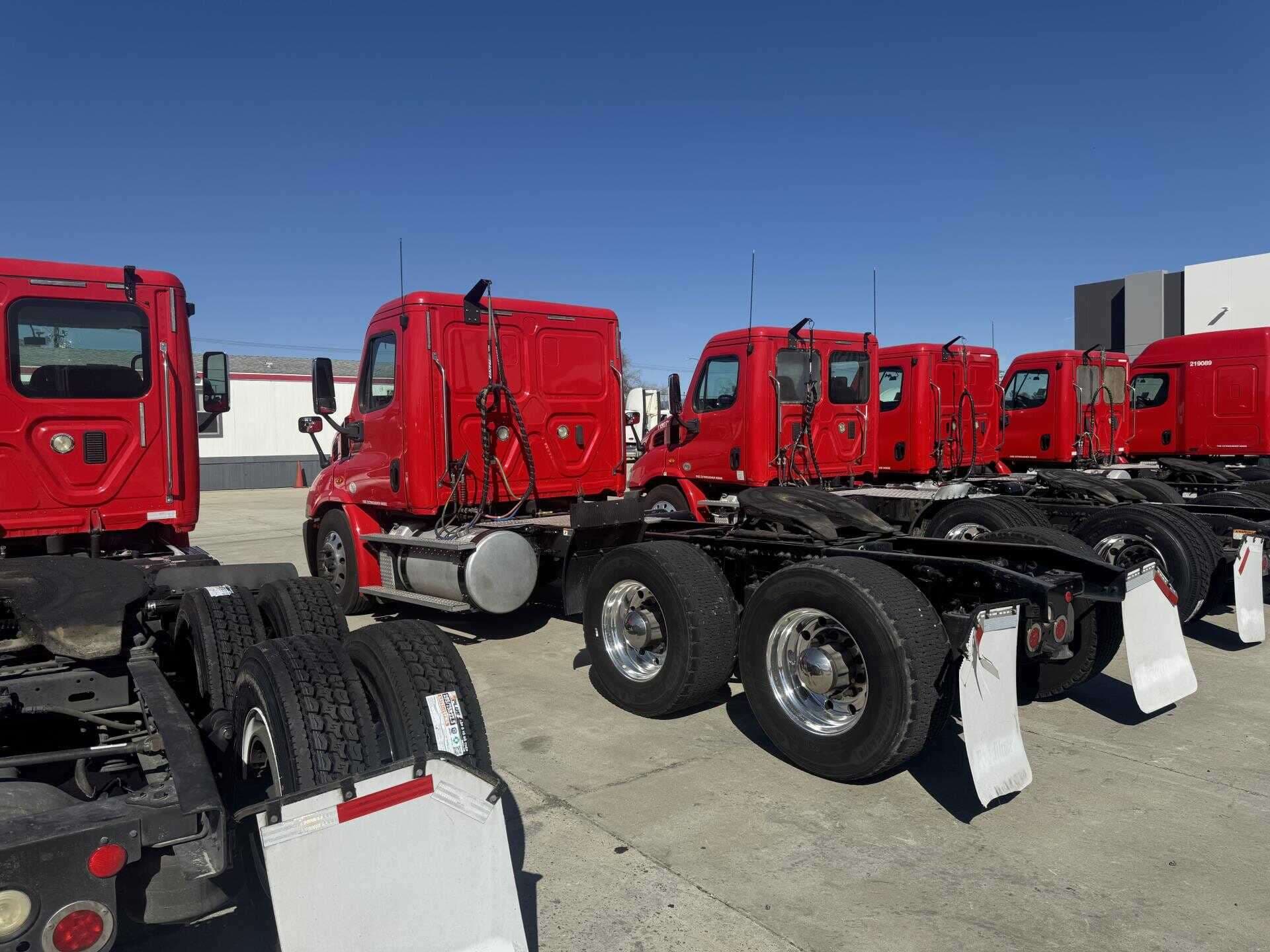 2018 Freightliner Cascadia 113 image 3