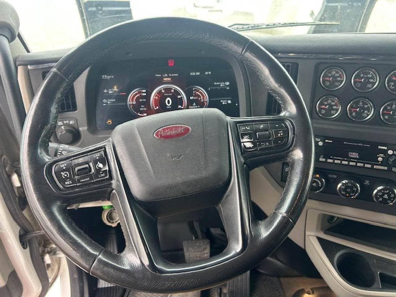 2022 Peterbilt 579 image 11