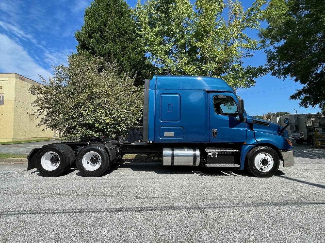 2020 Freightliner Cascadia 126 image 2