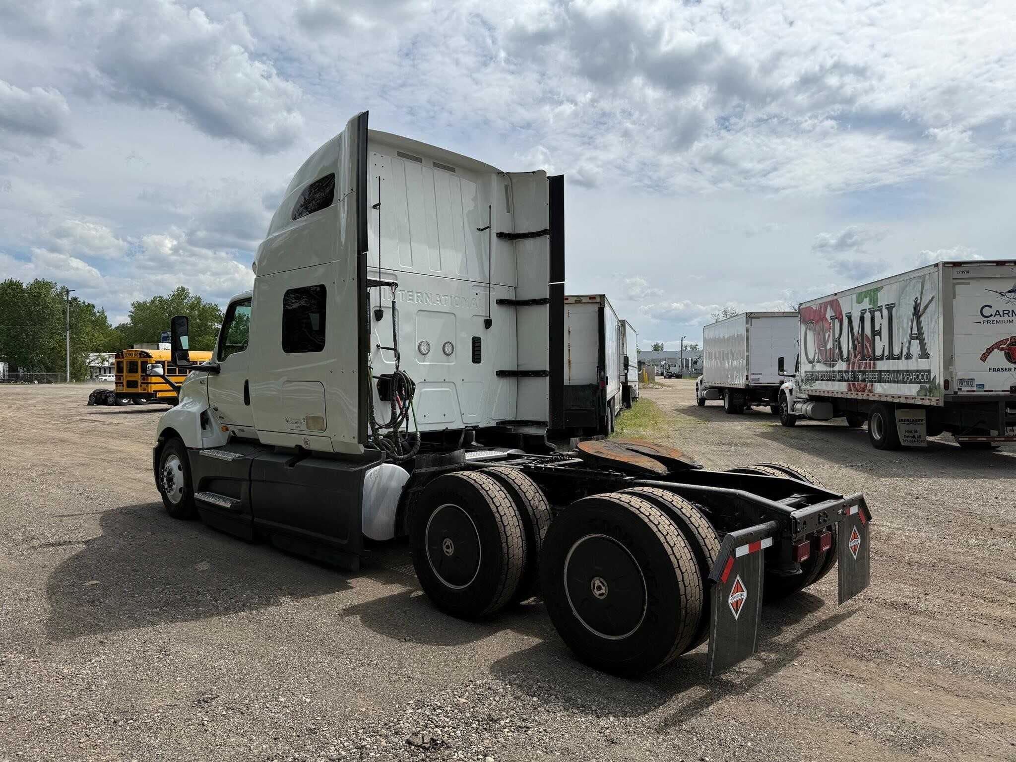 2021 International LT625 image 5