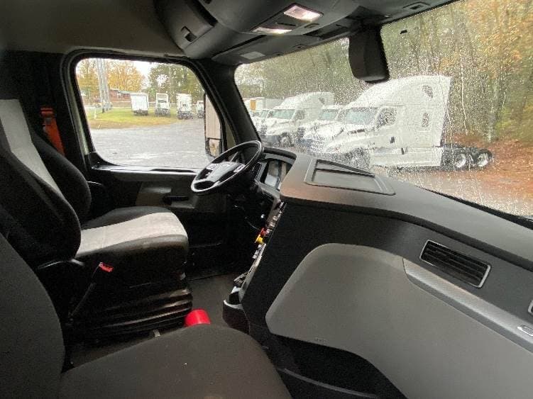 2019 Freightliner Cascadia 126 Day Cab Truck - 435HP, 12 Speed Automatic image 13