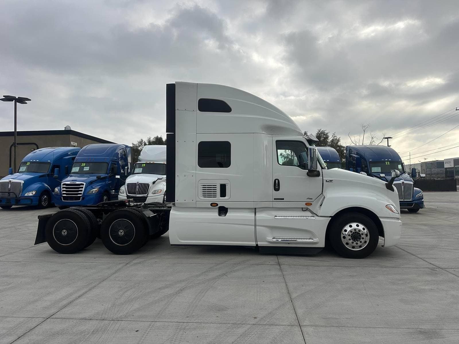2022 International LT Sleeper Semi Truck - Raised Roof Sleeper, A26 450HP, 12 Speed Automatic image 2