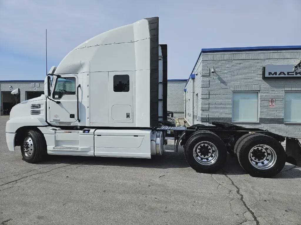 Used 2022 MACK Conventional - Sleeper Truck image 3