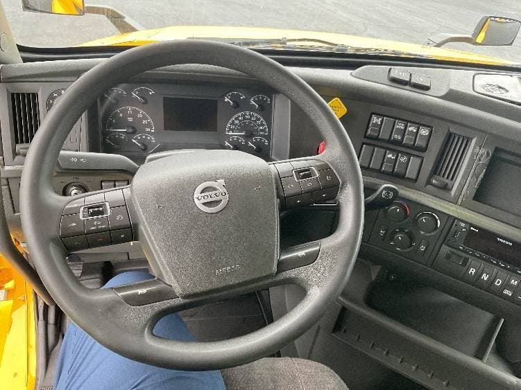 2022 Volvo VNL image 9
