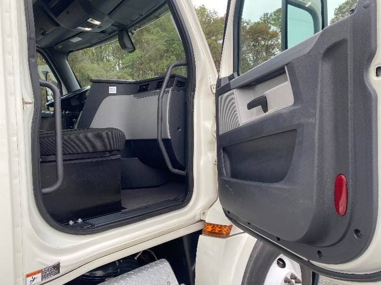 2019 Freightliner Cascadia 126 Day Cab Truck - 435HP, 12 Speed Automatic image 12