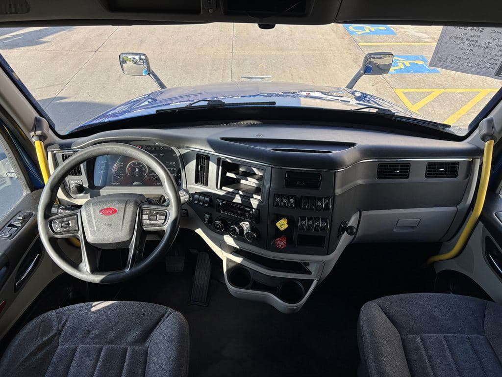 Used 2022 PETERBILT 579 image 3