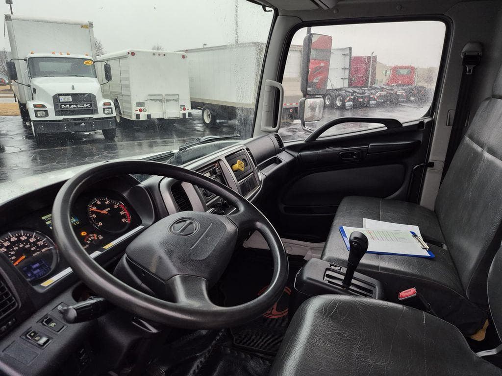 2019 Hino 338 image 11