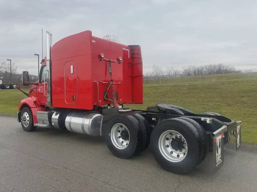 2023 Peterbilt 579 image 2
