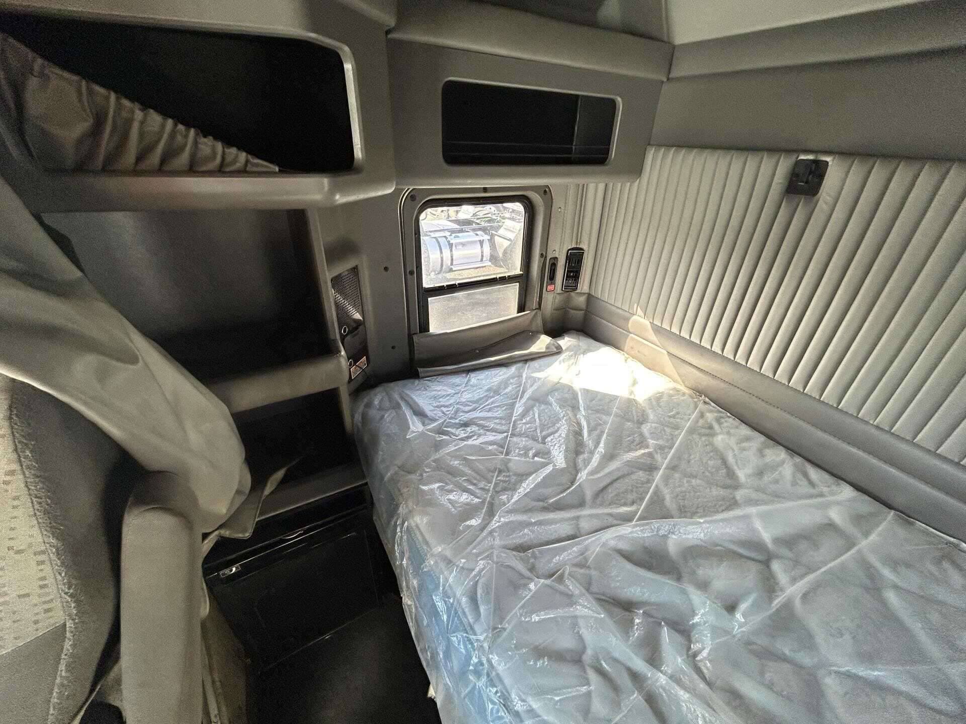 2019 Kenworth T8 Series image 9
