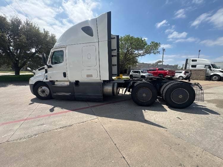 2023 Freightliner Cascadia 126 image 2