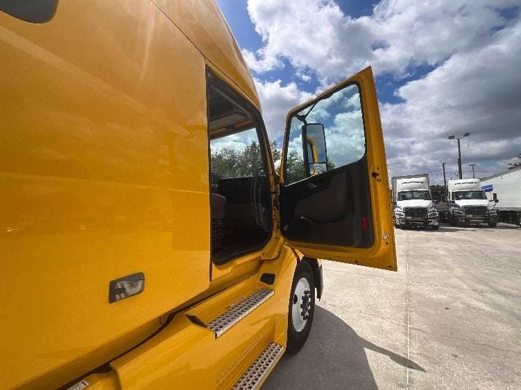 2022 Volvo VNL image 9