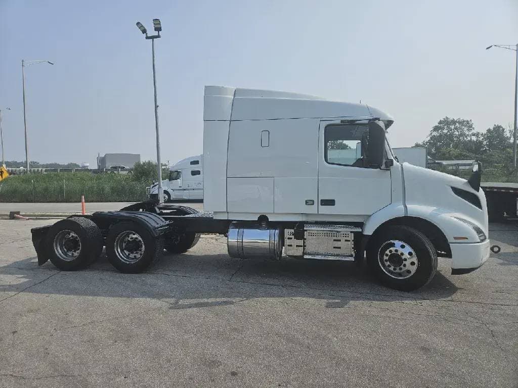 2022 Volvo VNR image 7