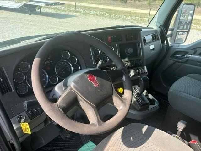 2016 Kenworth T880 image 9