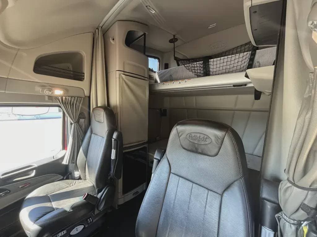 2023 Peterbilt 579 image 8