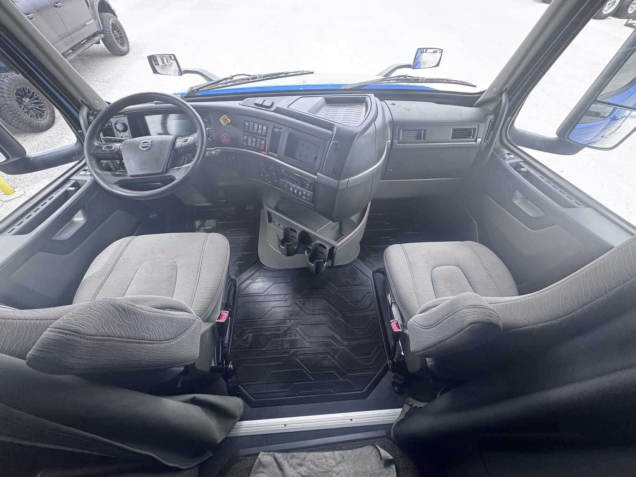 2021 Volvo VNL64760 image 6