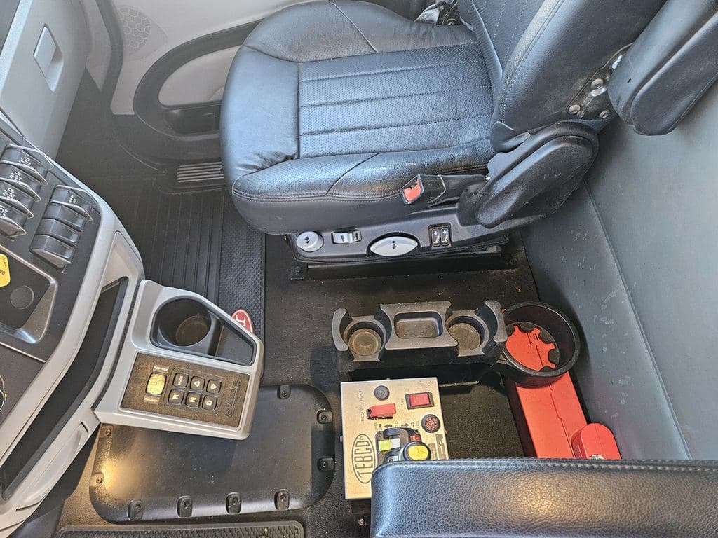 Used 2024 PETERBILT 567 image 13