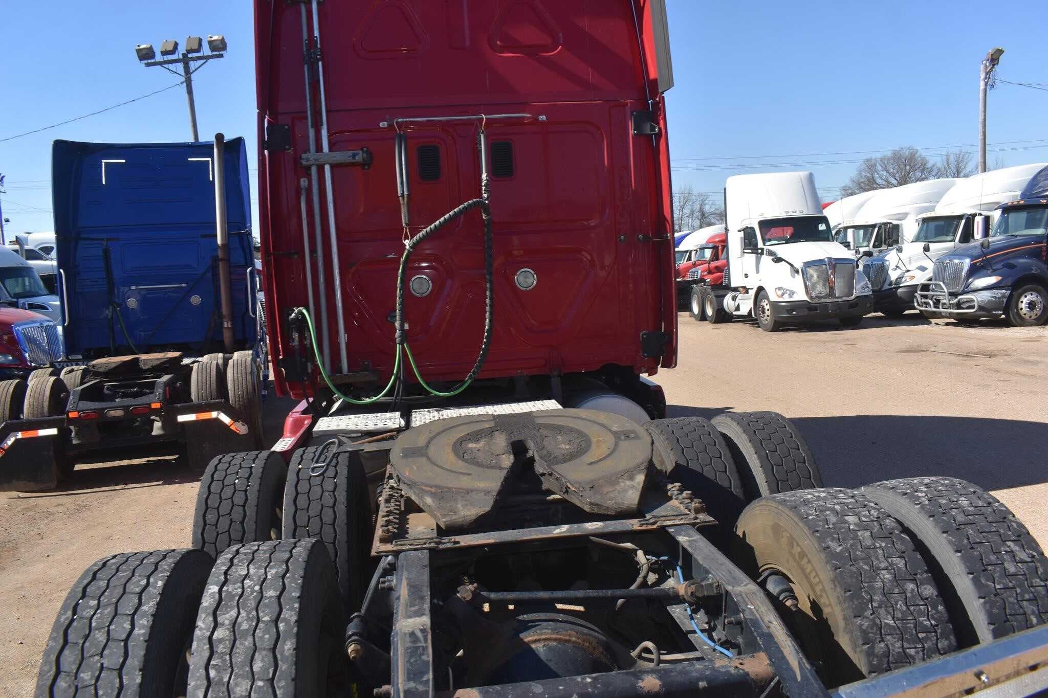 2013 Freightliner Cascadia 125 image 4