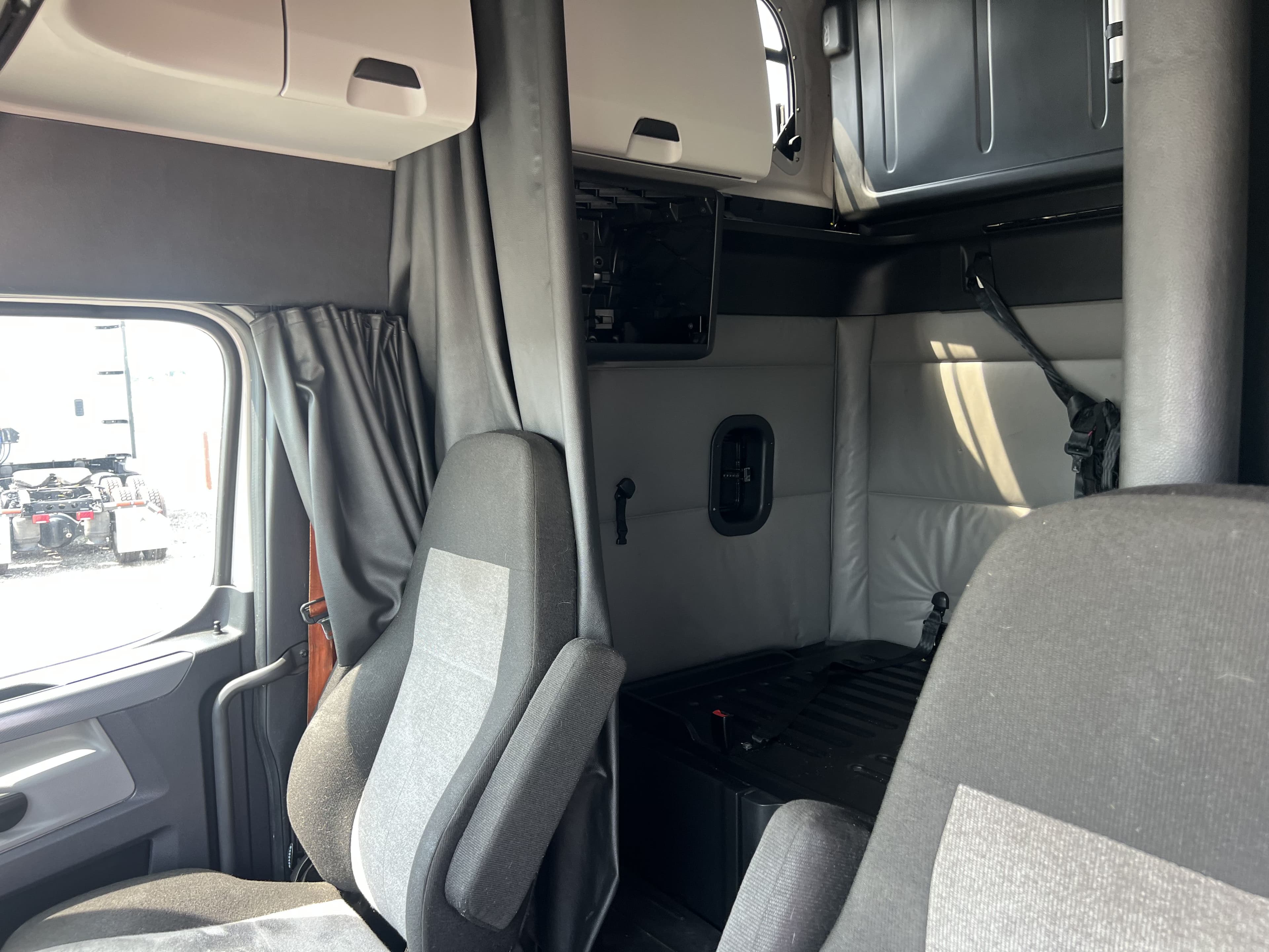 2022 Freightliner Cascadia 126 image 8