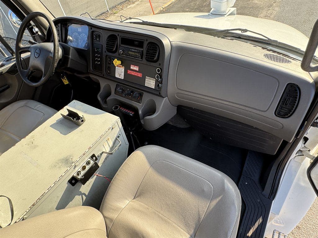 2015 Freightliner M2 106 image 58