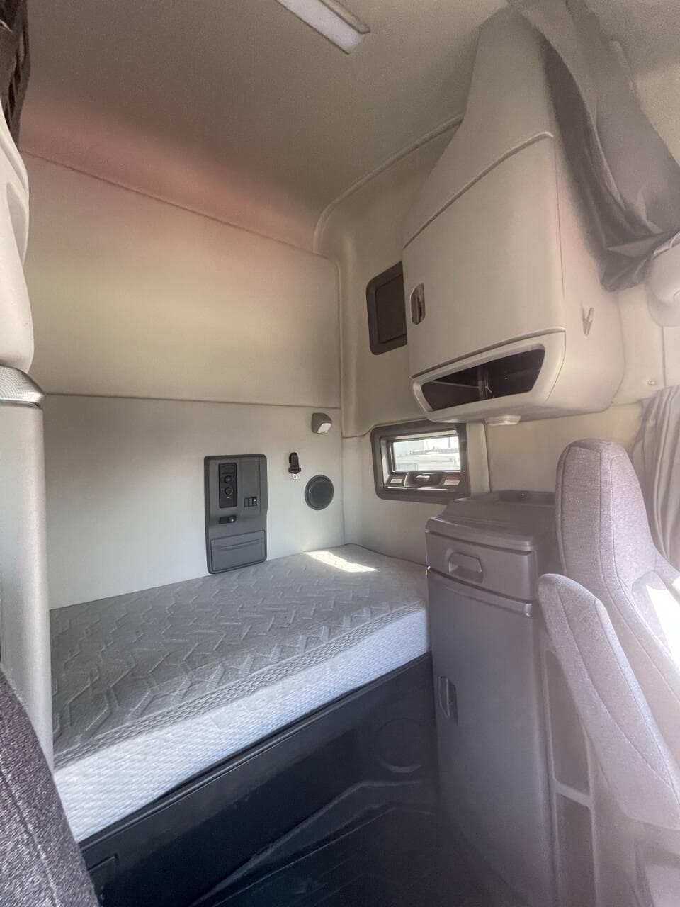 2022 Volvo VNL image 17
