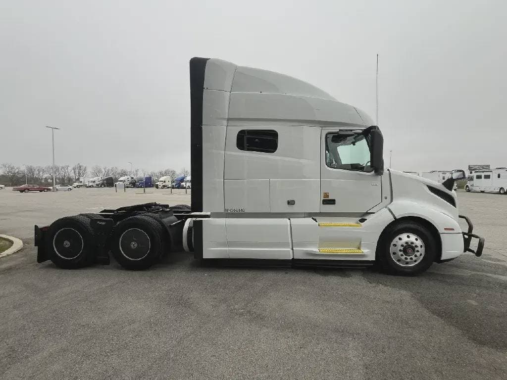 2022 Volvo VNL image 3