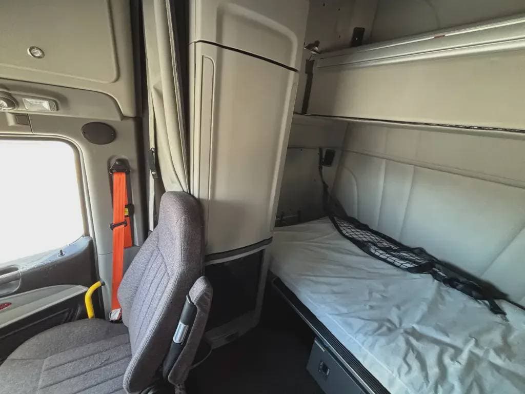 2022 Peterbilt 579 image 8
