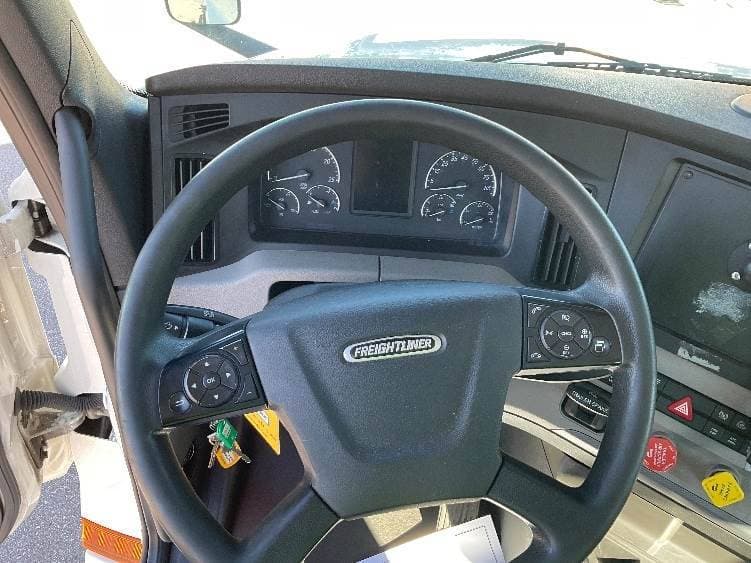 2019 Freightliner Cascadia image 11