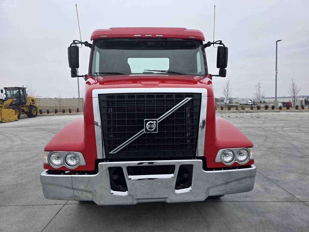 Used 2016 VOLVO VHD84BT image 11