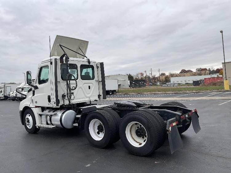 2021 Freightliner Cascadia image 10