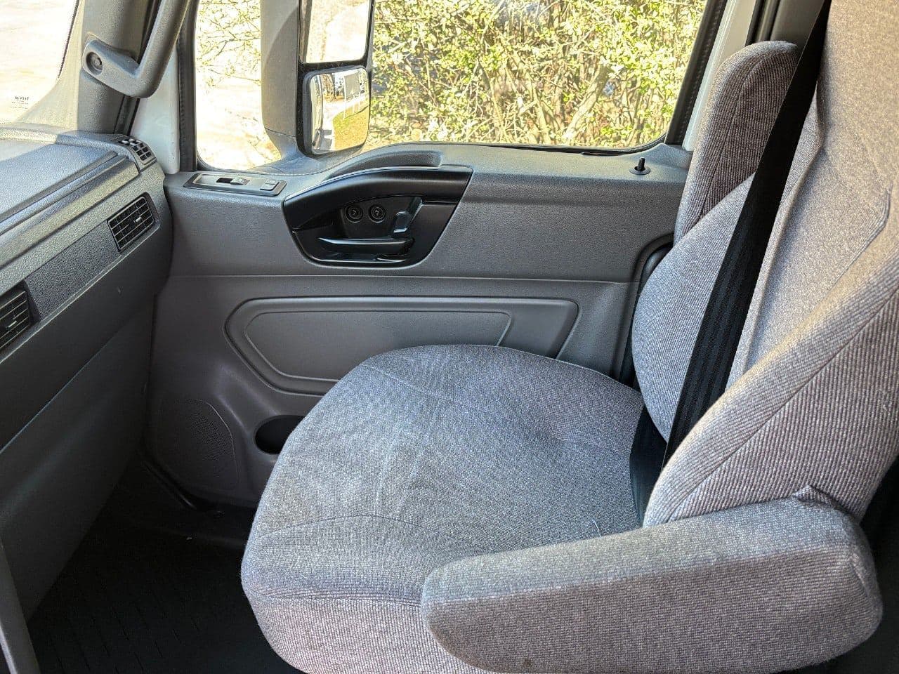 2018 International LT625 image 19