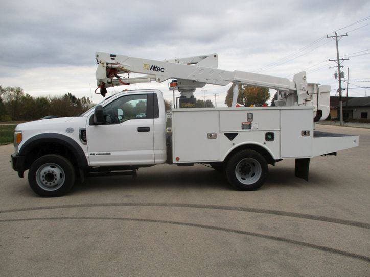 2017 Ford F-550 BUCKET TRUCK 92K MILES image 3
