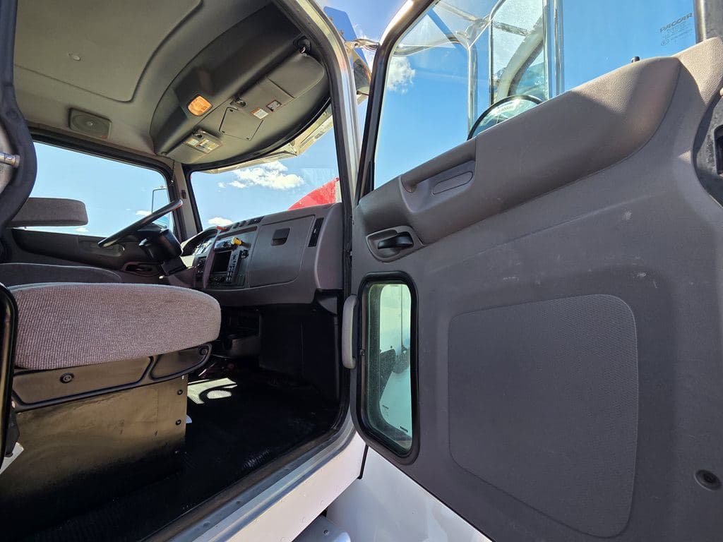 Used 2020 PETERBILT 330 image 28